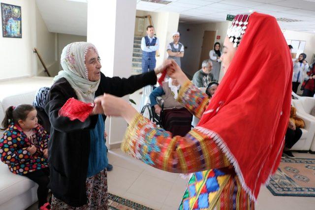 Öğrenciler huzurevi sakinlerini unutmadı