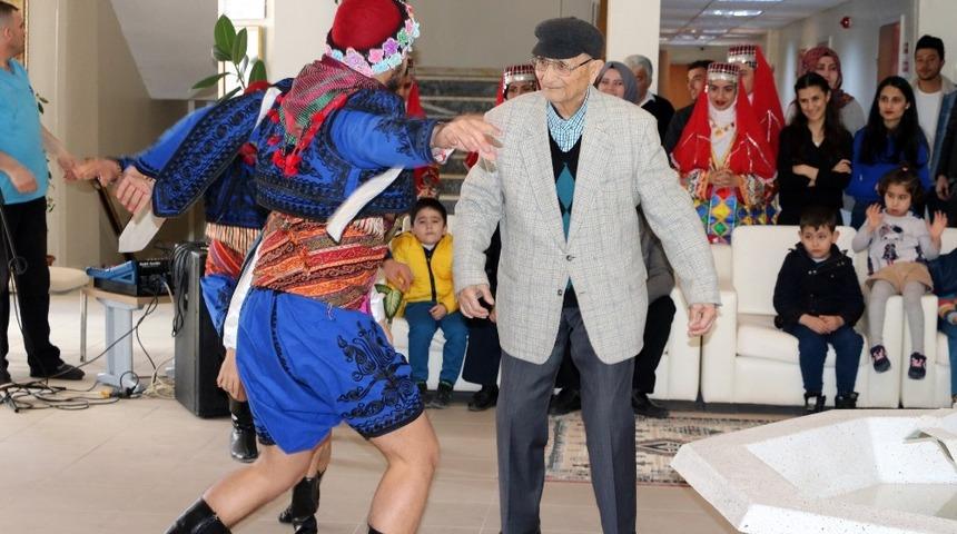 Öğrenciler huzurevi sakinlerini unutmadı