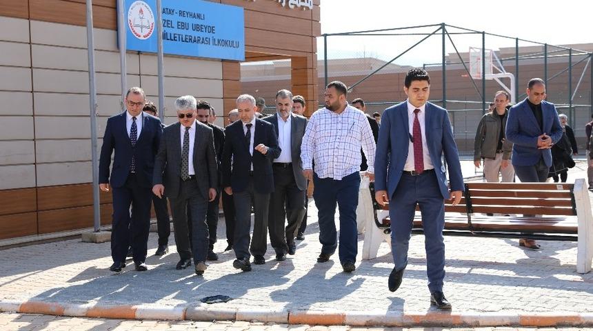Vali Doğan Reyhanlı Eğitim K&ouml;y&uuml;&rsquo;n&uuml; ziyaret etti