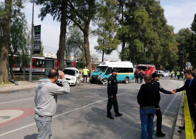 İzmir’de minibüs otomobile çarptı: 1 ölü, 11 yaralı