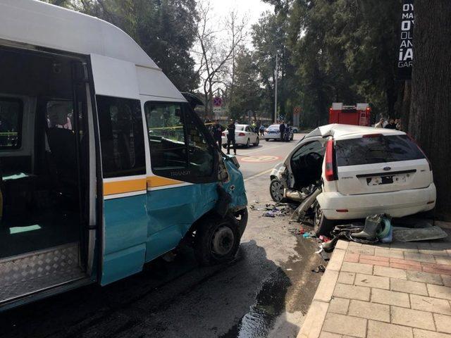 İzmir’de minibüs otomobile çarptı: 1 ölü, 11 yaralı