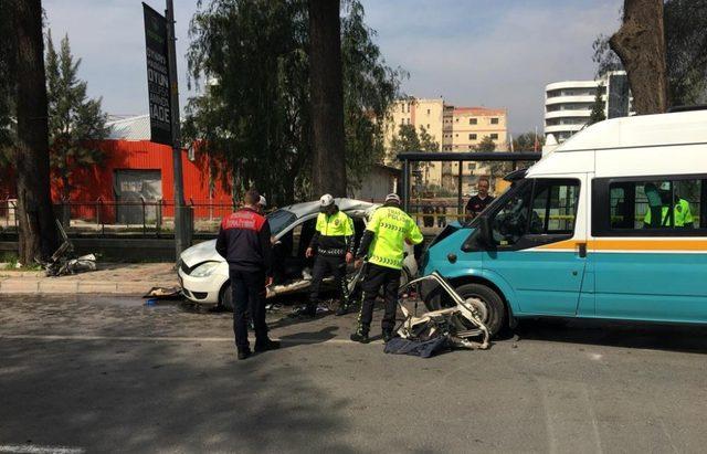 İzmir’de minibüs otomobile çarptı: 1 ölü, 11 yaralı