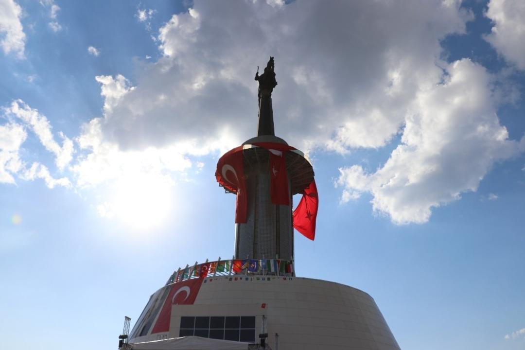 D&uuml;nya&rsquo;nın en b&uuml;y&uuml;kleri arasında yer alan dev K&ouml;roğlu heykeli Nevruz ateşiyle a&ccedil;ıldı