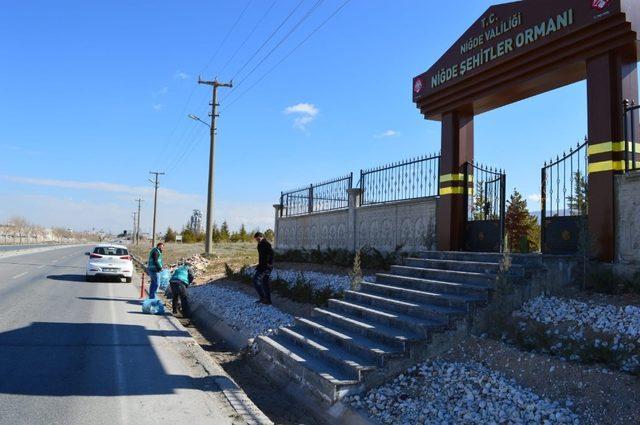 Şehitlik ormanın bakımları yükümlüleri tarafından yapıldı