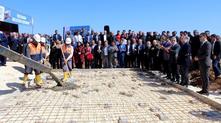 Üç dilde eğitim verecek dev kompleksin temeli atıldı