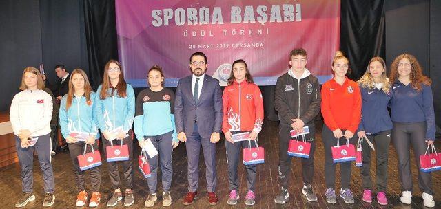 Trabzon’da başarılı sporcu ve spor kulüplerine 234 bin TL ödül verildi