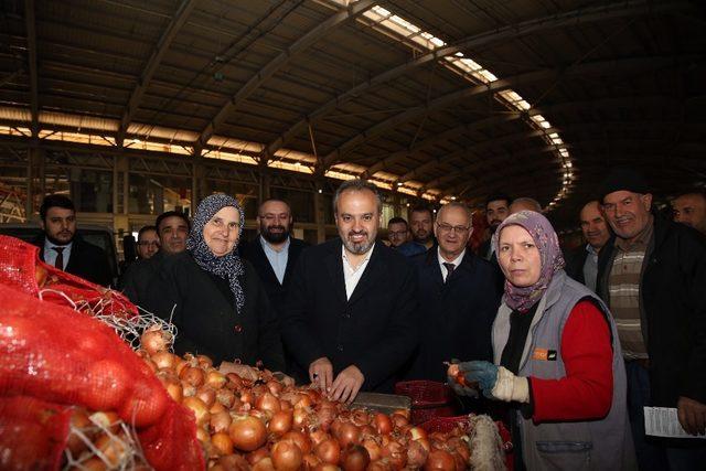 Hal esnafı Başkan Aktaş’ı alkışlarla karşıladı