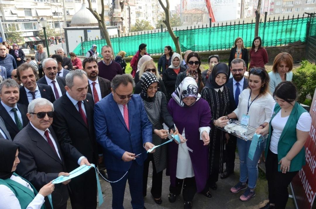 &rsquo;Hayatın İ&ccedil;indeyiz, Sanatla Beraberiz&rsquo; temalı sergi a&ccedil;ıldı