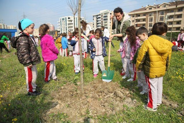 Yeşil Bursa için fidanlar toprakla buluştu