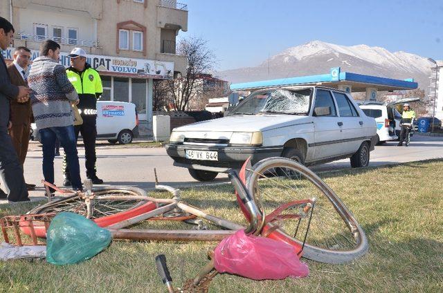 Otomobilin çarptığı bisikletli yaralandı