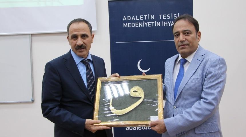 F&Uuml;&rsquo;de "İslam D&uuml;ş&uuml;nce Tarihinde Mantık" s&ouml;yleşisi