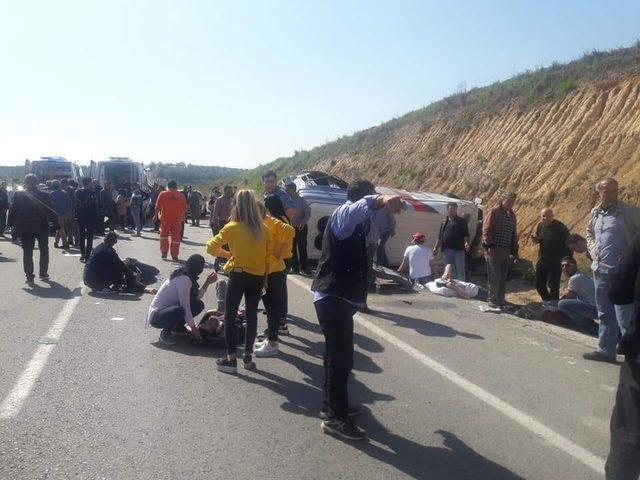 Adana’da seçim midibüsü devrildi: 15 yaralı