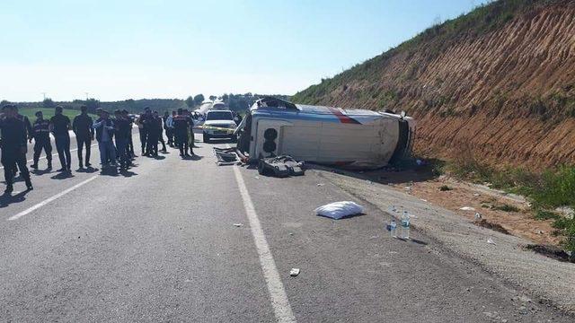 Adana’da seçim midibüsü devrildi: 15 yaralı