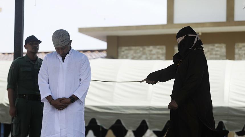 Dehşet anları! Herkesin gözü önünde kırbaçlandılar