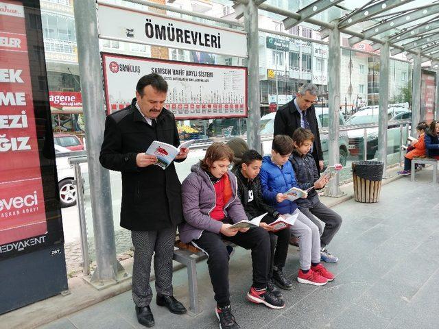 Ortaokul öğrencilerinden tramvay istasyonunda kitap farkındalığı