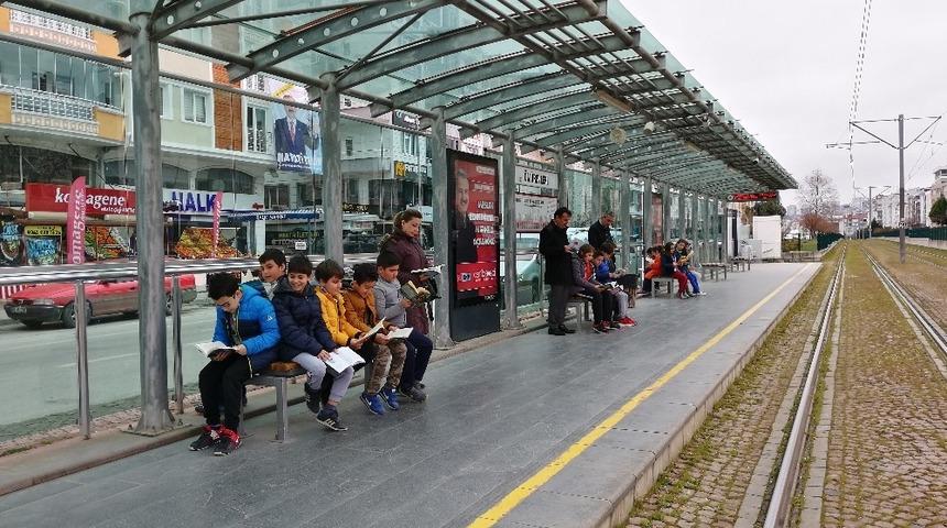 Ortaokul &ouml;ğrencilerinden tramvay istasyonunda kitap farkındalığı