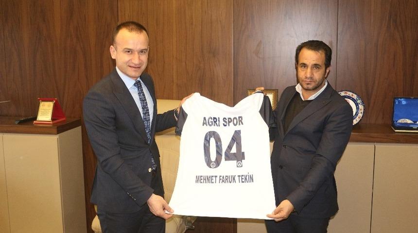 Ağrı 1970 Spor Kul&uuml;b&uuml; Başkanı Yıldırım&rsquo;dan Milli Eğitim M&uuml;d&uuml;r&uuml; Tekin&rsquo;e ziyaret