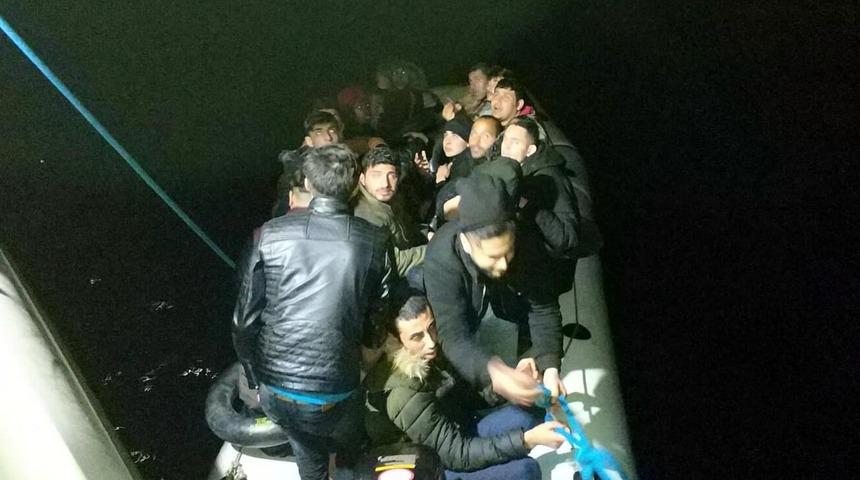 Ka&ccedil;aklar sahil g&uuml;venlik helikopteriyle belirlenip yakalandı