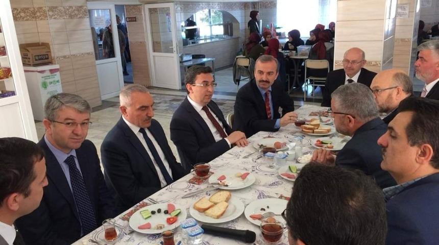 İmam Hatip Lisesi öğrencilerine moral kahvaltısı