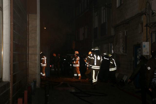 İtfaiye, yanan deponun demir kapısını keserek müdahale etti