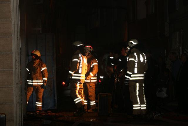 İtfaiye, yanan deponun demir kapısını keserek müdahale etti