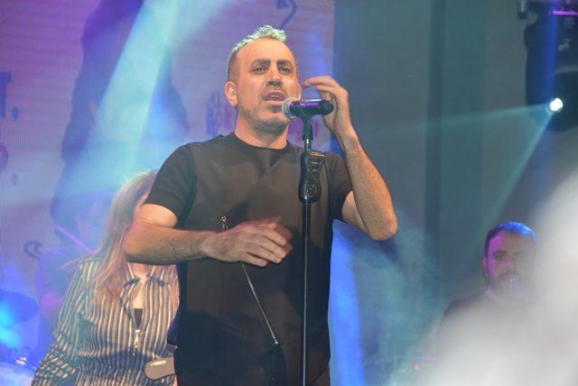 Haluk Levent parçalarını Öykü Arin ve lösemili çocuklar söyledi