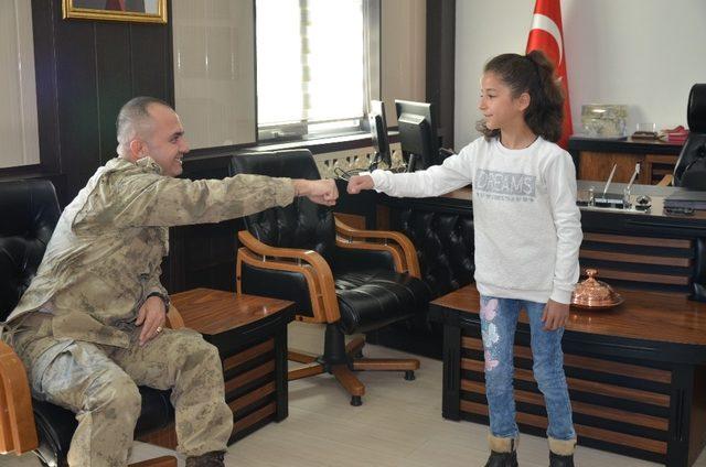 İstiklal Marşını en güzel okuyan öğrenci ödüllendirildi