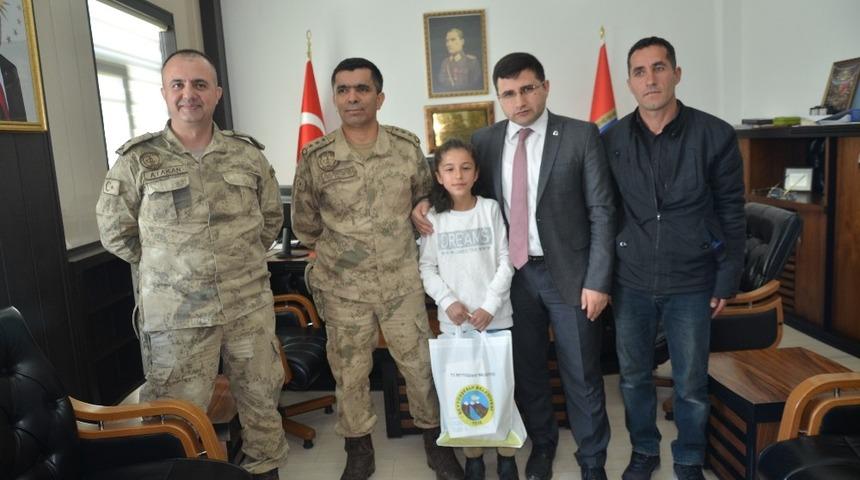 İstiklal Marşını en g&uuml;zel okuyan &ouml;ğrenci &ouml;d&uuml;llendirildi