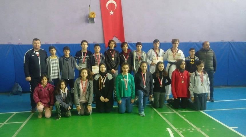Vanlı sporcular 17 madalya ile d&ouml;nd&uuml;ler
