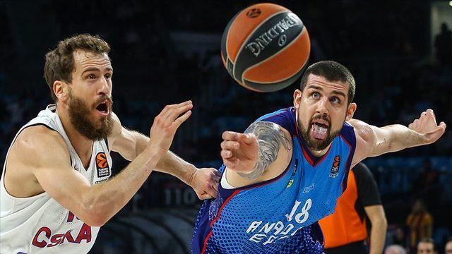 Anadolu Efes ile Barcelona Lassa play-off turuna kalmayı garantiledi