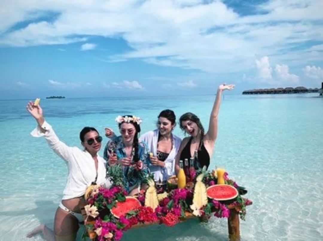  Hande Er&ccedil;el, Gamze Er&ccedil;el ve Burcu &Ouml;zberk'in Maldivler tatili 