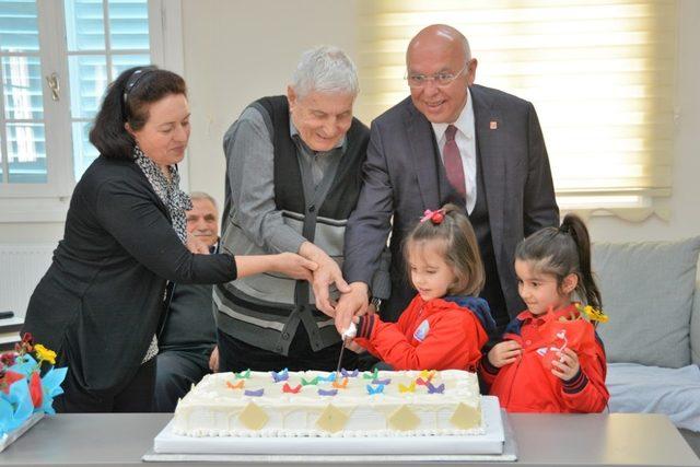 Başkan Eşkinat yaşlıları unutmadı