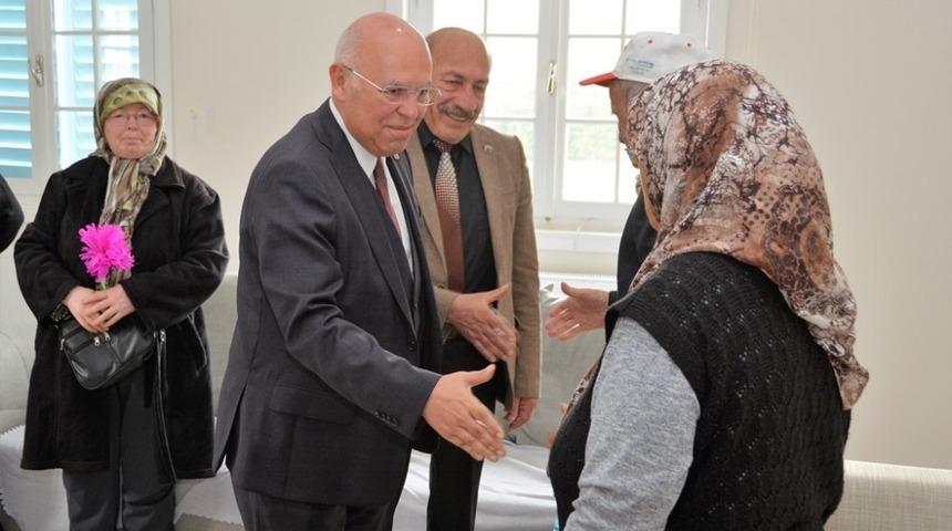 Başkan Eşkinat yaşlıları unutmadı