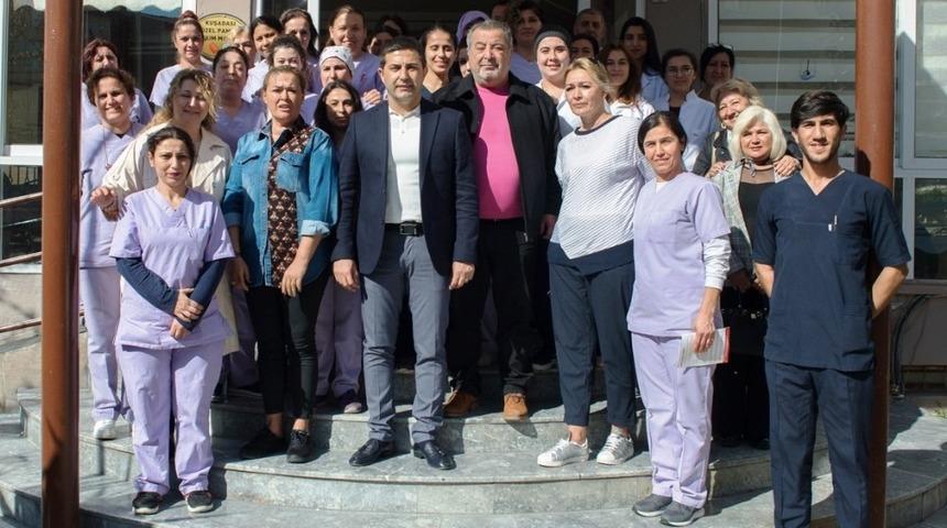 &Ouml;mer G&uuml;nel, &ouml;zel bakım evi personelleri ile buluştu