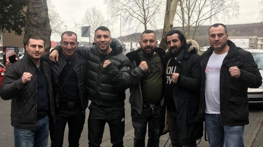 T&uuml;rk boks&ouml;r Avni Yıldırım: "Şampiyon olacağım ve o kemer T&uuml;rkiye&rsquo;ye gelecek"