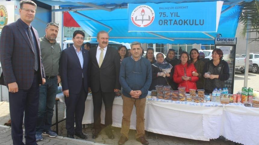 Edremit&rsquo;te 75.Yıl Ortaokulunun kermesi ilgi g&ouml;rd&uuml;