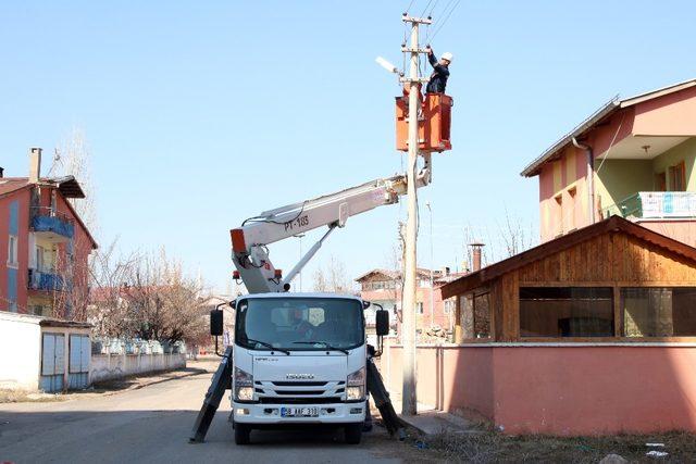 ÇEDAŞ, aydınlık sokaklar için bakım çalışmalarını sürdürüyor