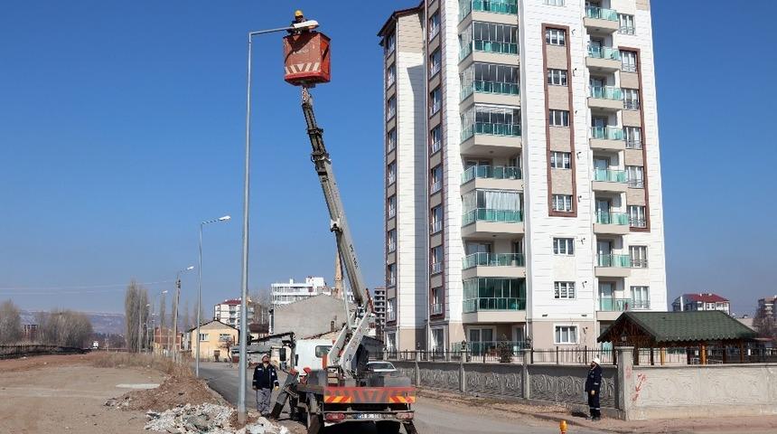 ÇEDAŞ, aydınlık sokaklar için bakım çalışmalarını sürdürüyor