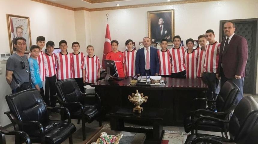 Başarılarını Kaymakam &Ouml;ner ile paylaştılar