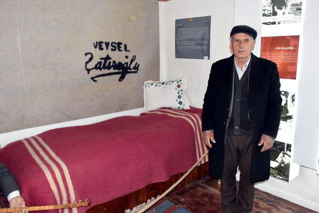 Aşık Veysel'i 106 yıllık sazıyla buluşturdu