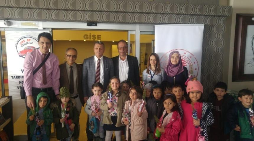 Tiyatroya gitmemiş minik &ouml;ğrenciler i&ccedil;in sahnelediler