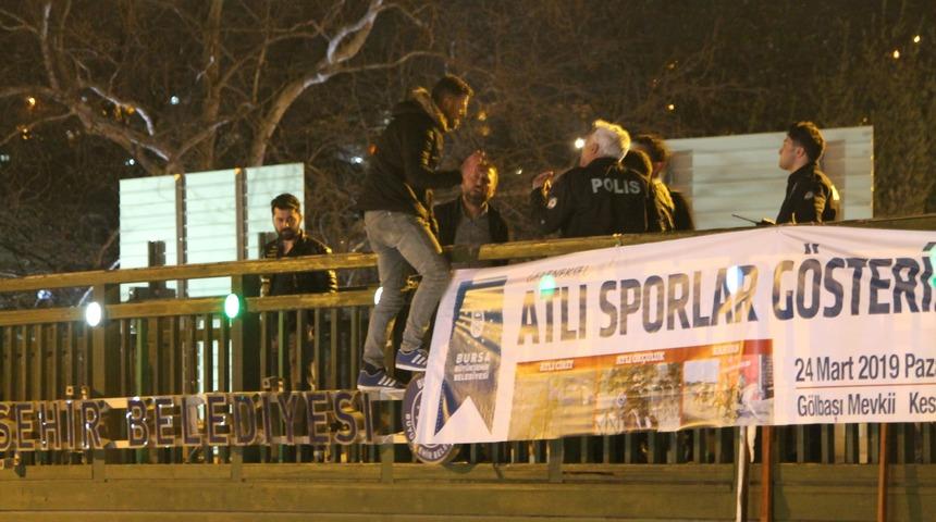 İntihar için üst geçide çıktı, yükseklik korkusu olduğu için bayıldı  