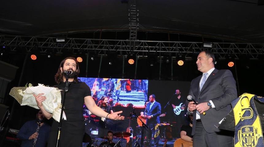 Zafertepe&rsquo;nin yeni imar planı Koray Avcı konseriyle kutlandı