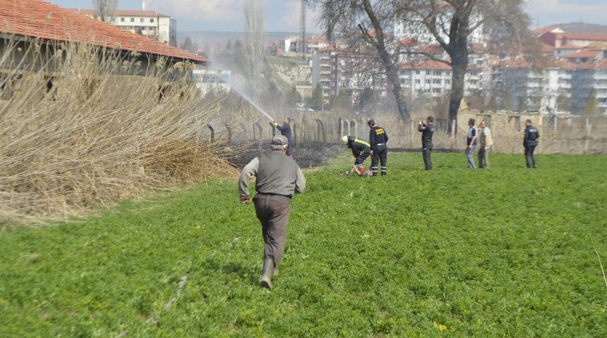 Tavşanlı&rsquo;da anız yangını b&uuml;y&uuml;meden s&ouml;nd&uuml;r&uuml;ld&uuml;