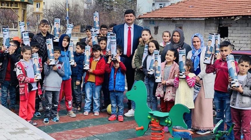 Başkan adayı Serhat Oğuz&rsquo;dan &ccedil;ocuklara satran&ccedil; takımı