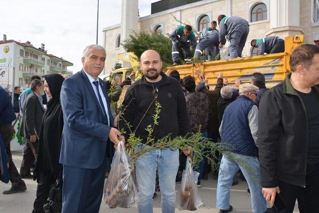 Korkuteli’nde vatandaşlara ücretsiz 10 bin adet  fidan dağıtıldı