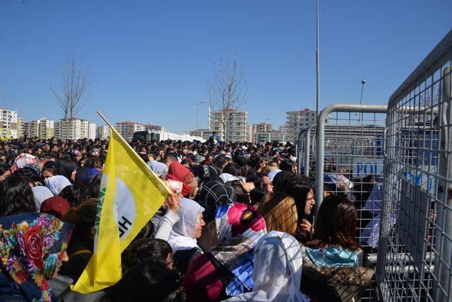 Diyarbakır'da nevruz; toprağa gömülü Öcalan posterleri bulundu