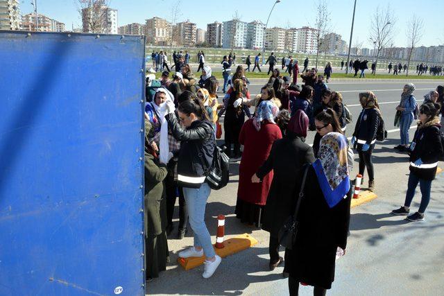 Diyarbakır'da nevruz; toprağa gömülü Öcalan posterleri bulundu