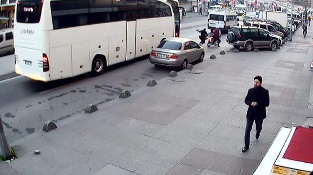 Motosikletle çarptığı kadını bırakıp kaçtı