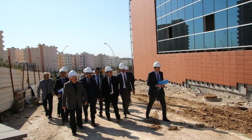 Rekt&ouml;r Karacoşkun &Uuml;niversite İ&ccedil;erisindeki İnşaat Alanlarını İnceledi